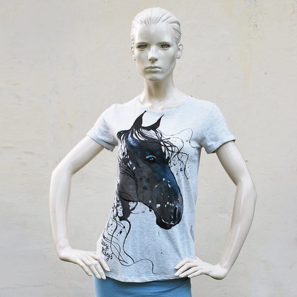 Koszulka kobieca z koniem, na manekinie